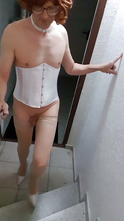 Hubad sa araw sa loob ng hotel