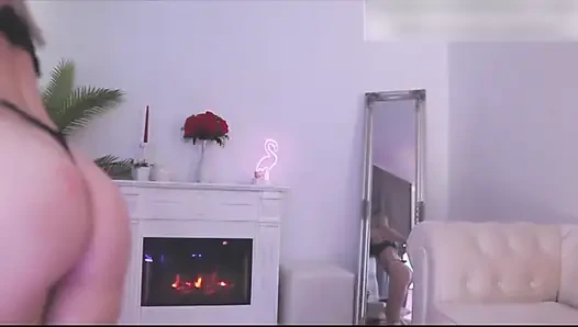 Cewek sange ini lagi asik fingering memeknya sendirian sampai muncrat bergiliran