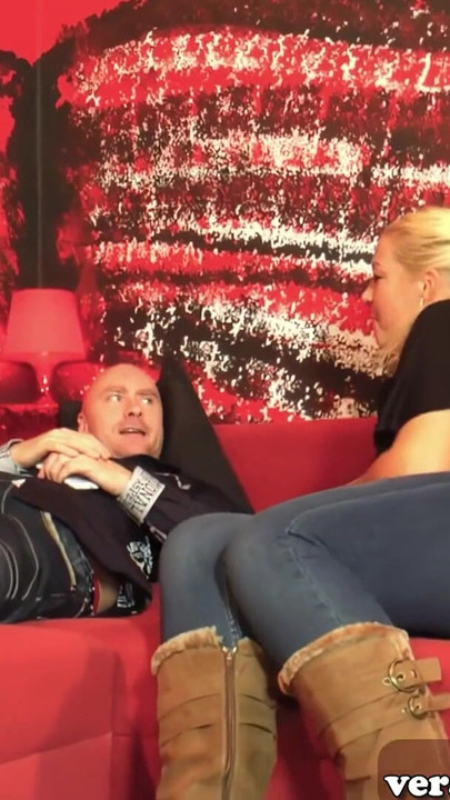 Συγκλονιστική στιγμή από το "Blonde German Stepsister Meets Her Stepbrother And Gets Fucked Instantly"