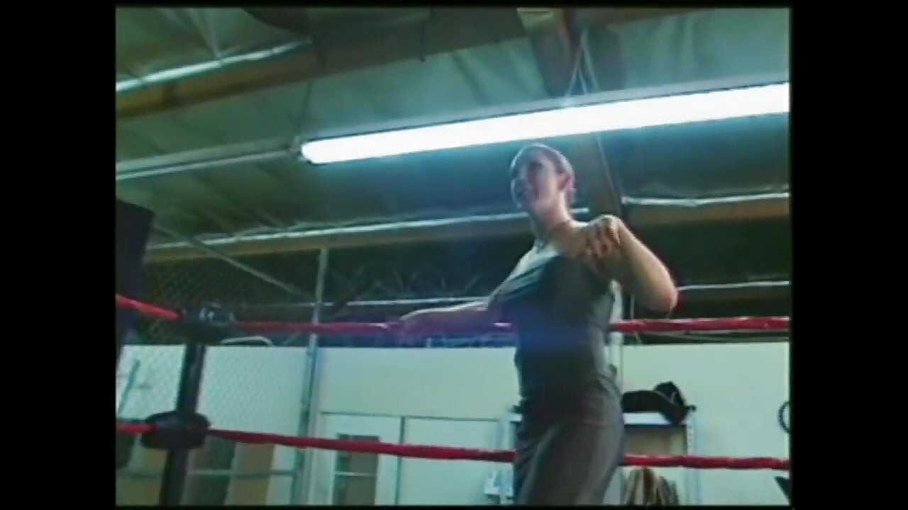 Giovane troia viene inculata da un grosso cazzo che sborra nella bocca della trans