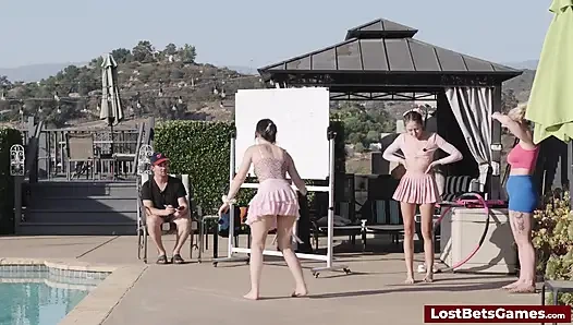 Отжимые тестируют свои силы в этой дикой стриптиз-игре