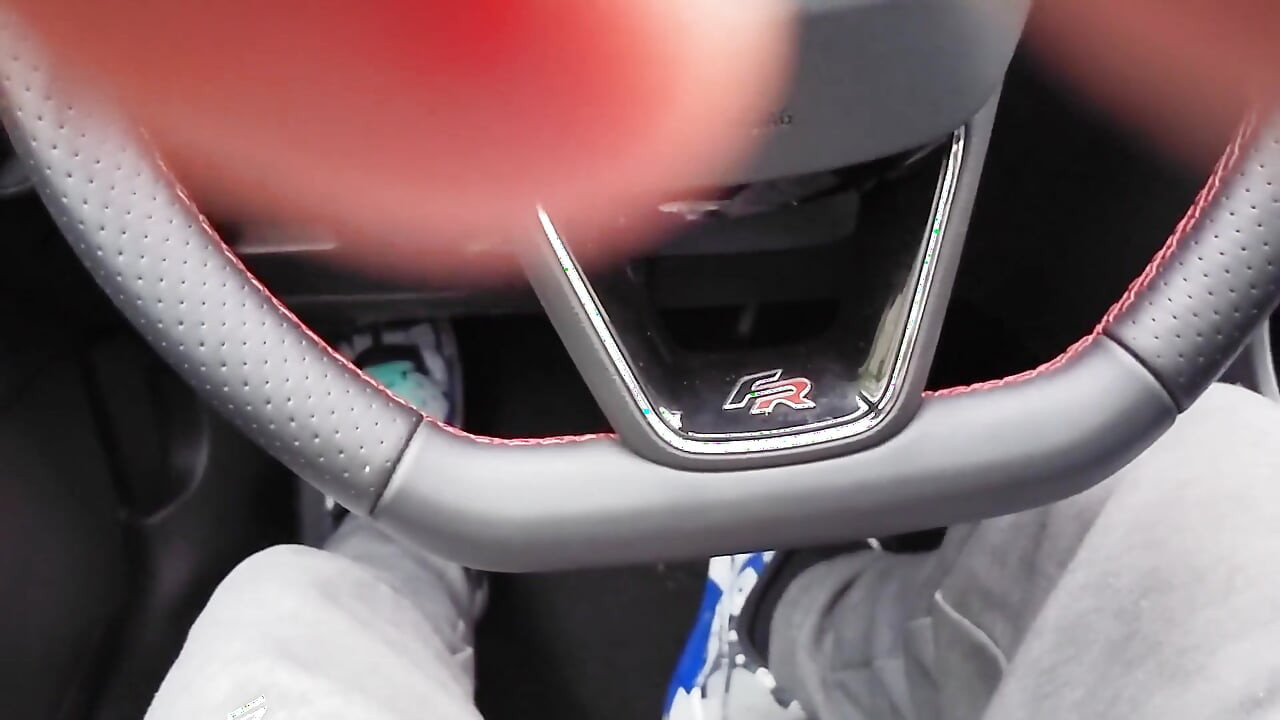 交通量の多い通りで車の中で手コキするのは大きなリスクです