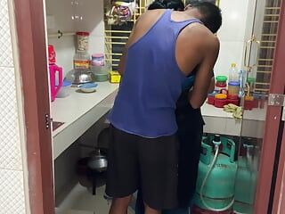 叔母が台所で一人で料理をしているのを見て、私は彼女を抱きしめてファックを始めました