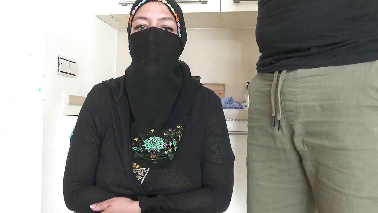 A young Algerian woman shoots her first pornographic film in Marseille because she needs money to pay her rent.
