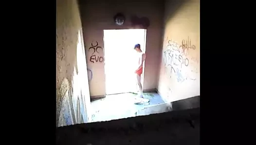 Terk edilmiş bir binada yürümek
