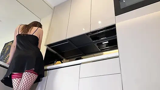 Siyah ve kırmızı file çoraplı ateşli seksi uzun bacaklı esmer evli kadın mutfakta saten gecelikle azdırıyor