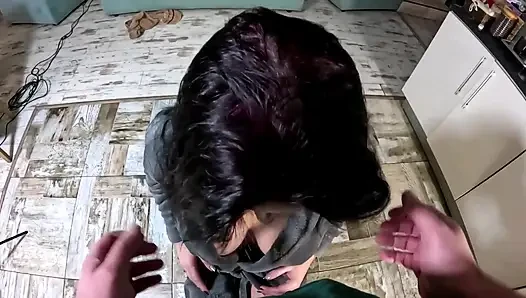Tante seksi dengan rambut aduhai lagi asik nyepong kontol sampai dicrot di dalam