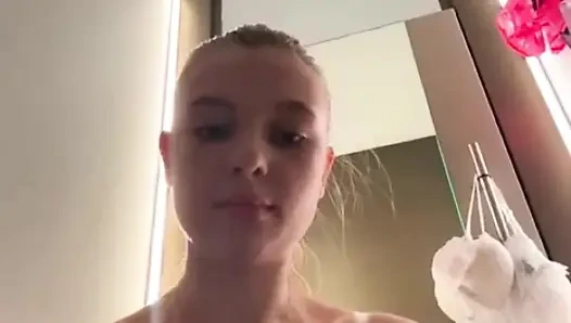 Jucielussie public Masturbating in the locker room