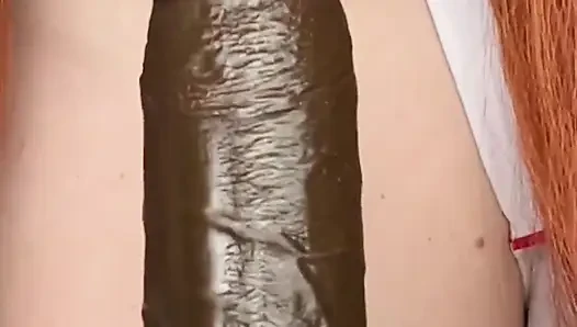 Kızıl saçlı hemşire dildoyla sikişiyor, emiyor ve fışkırtıyor
