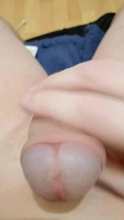 Un jeune mec masturbe sa petite bite