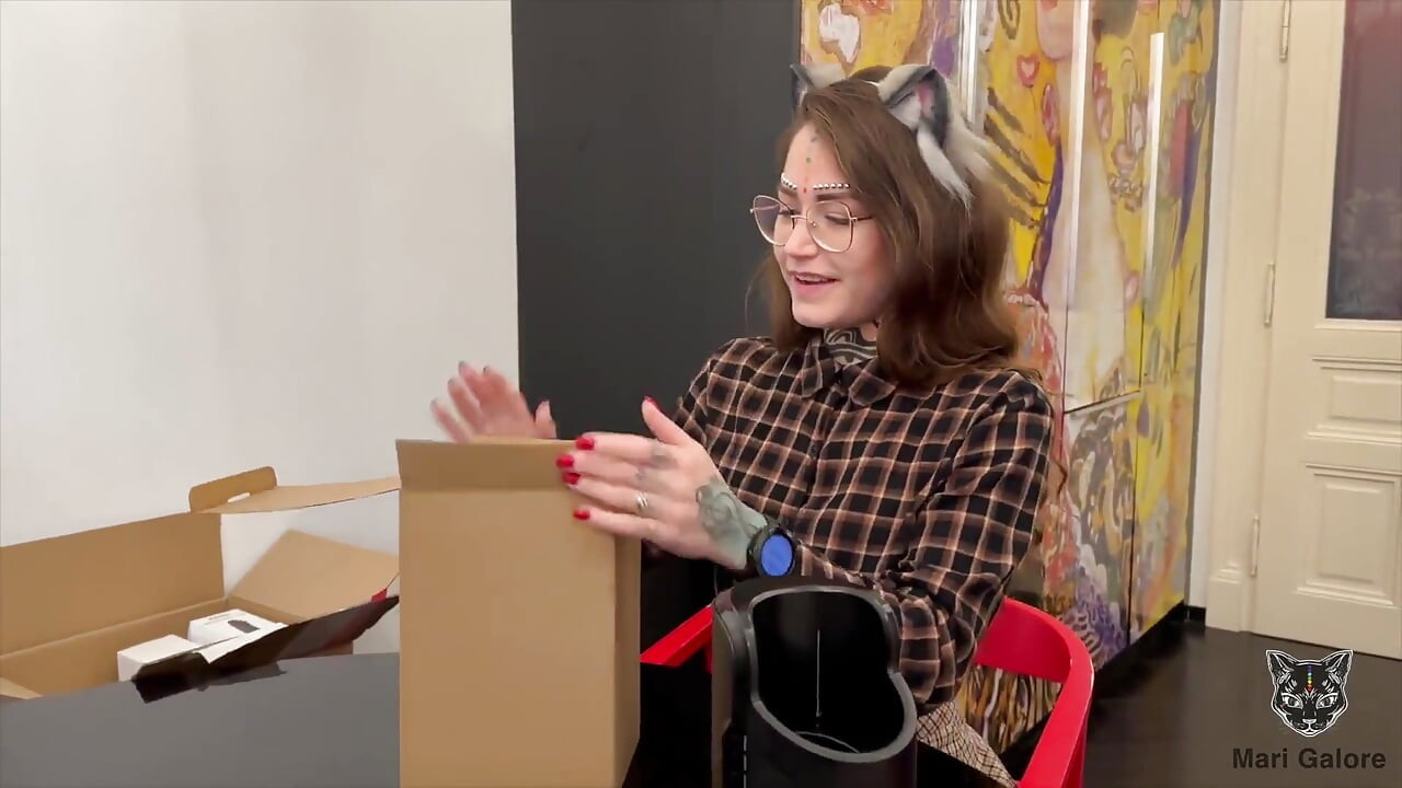 Mari Galore déballe une machine à baiser avec son copain