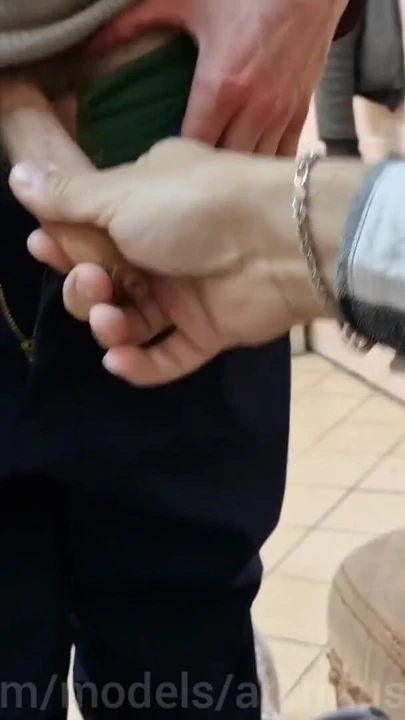 Momento de cair o queixo de "Na garagem, enquanto ninguém está assistindo, decidimos drenar rapidamente o esperma! Está quente!".