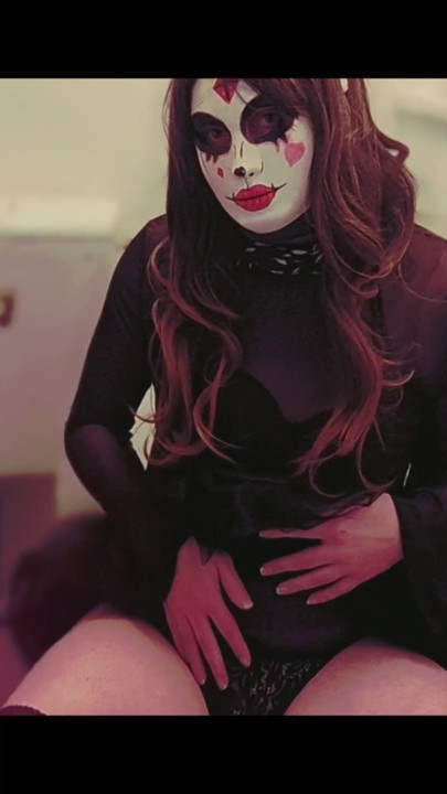 Travesti tuvalette oturuyor