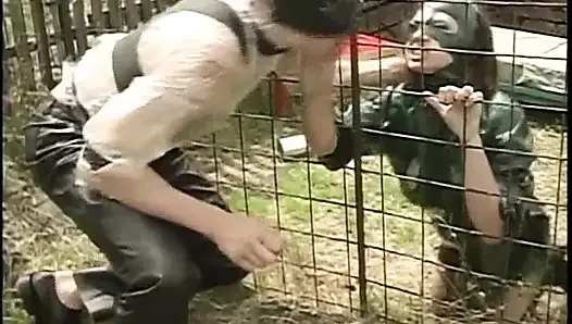 Fetişli ve seksi iç çamaşırlı kirli köle kafeste sikiliyor