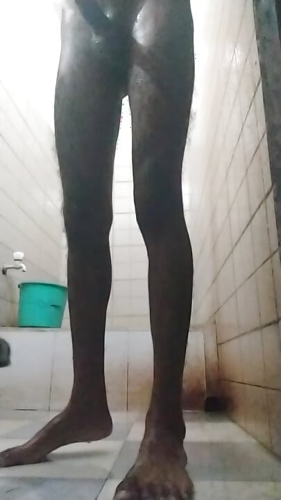 Eu estou tomando banho sozinha, alguém por favor venha