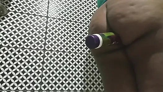 Bbw Masdrasta membuka pantat dan menempel pod krim