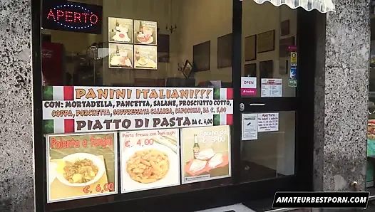 Azgın büyük memeli orta yaşlı seksi kadın teslim adama amcıkla para ödüyor