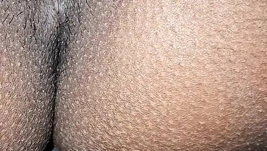 Desi-mädchen masturbiert mit aubergine und stöhnt laut