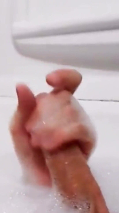 パパが大きなペニスを男の子に見せる | クリップ 1