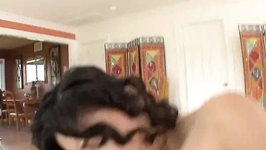 Seksi genç kız üvey babası tarafından sikiliyor