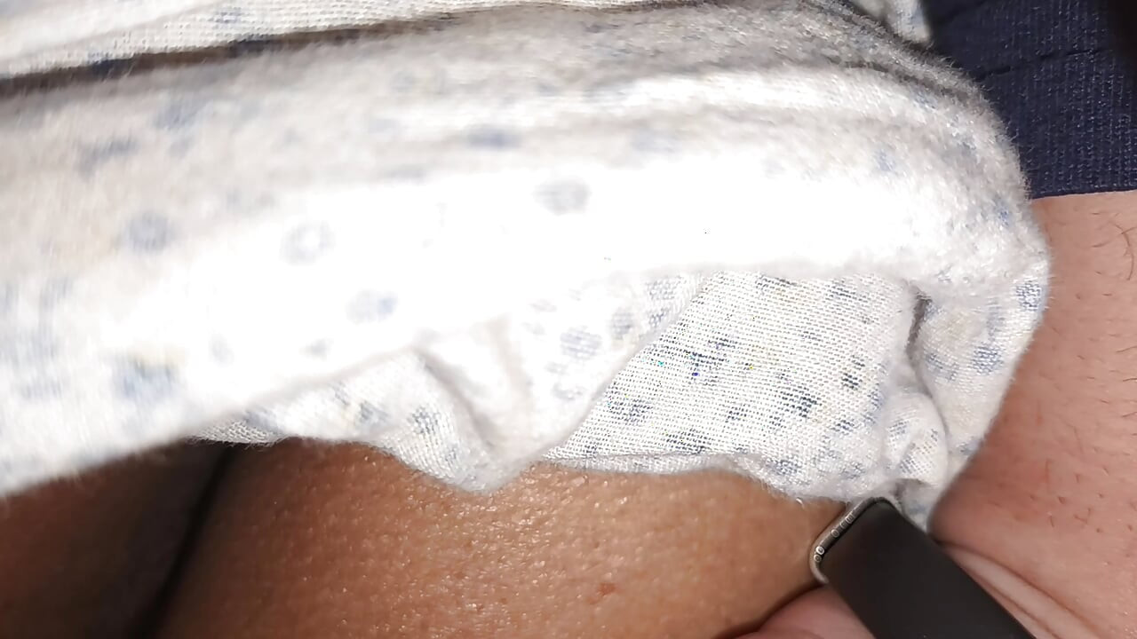 जयामिल्फमॉमची पुची आणि गांड स्पर्श करताना आराम करताना