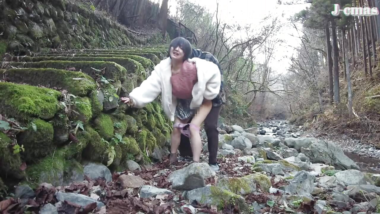 Μια τολμηρή καλλονή αγκαλιάζει τον ανοιχτό αέρα και αφήνει ένα ζεστό ίχνος όπου το πάθος ξεχειλίζει 1ο μισό - C