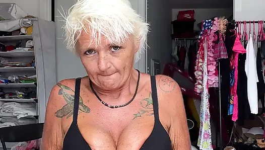 Bakış açısı: orta yaşlı seksi kadın mastürbasyonu