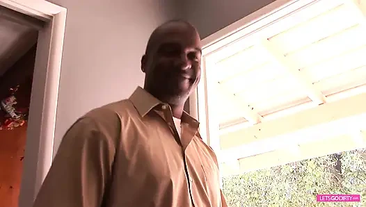 Karşı konulmaz esmer büyük göğüslerini boşaltıyor