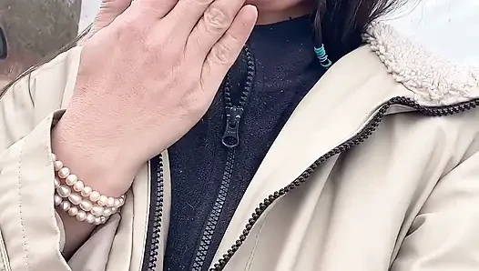 Выйди на улицу, затем покажите писающую киску