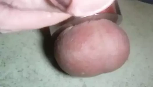 Jens11 Schwanz mit Ballstrecher auf Tischplatte