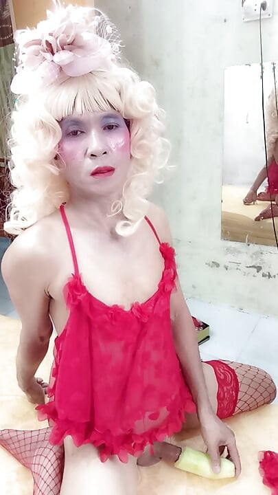 Oanh Le transgender trägt suggestive kleider, um mit cans zu spielen, die vorgibt, zu glücklich zu sein