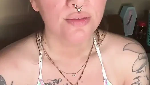 Chery Trees курит в бикини