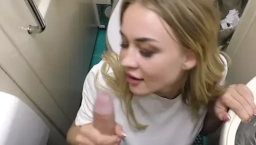 met a young girl on the train and fucked her in compartment