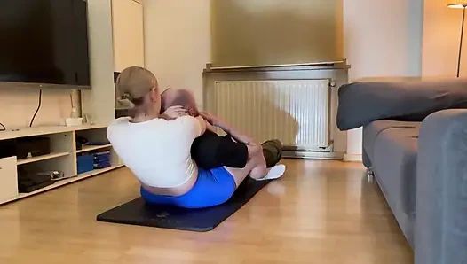 Ножницы головы в синих шортах