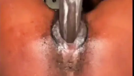 Wanita kulit hitam ini suka melebarkan duburnya dengan kontol hitam.