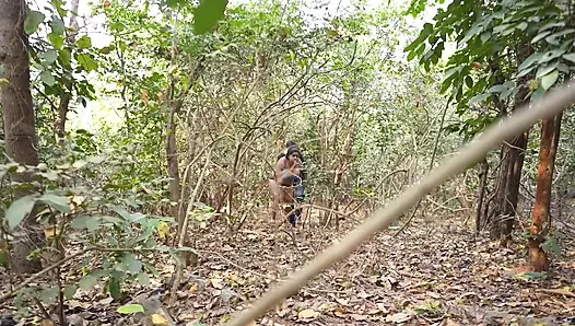 Ormanda yalnız bir kız seks yapıyor