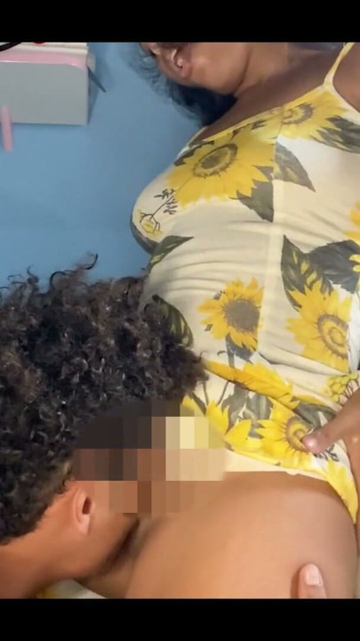 Üvey anne külotsuz bir elbise giyerek odama yalnız geldi ve bak ne oldu | Klip 1