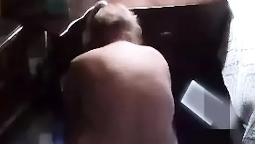 Ateşli iri güzel kadın sabah çıplak yoga yapıyor!