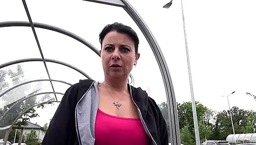 Cewek bertato pantat besar diajak ngentot dan dientot di dalam mobil