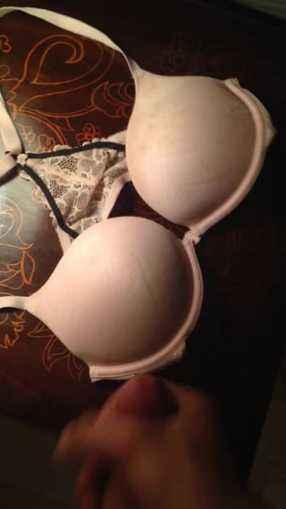 Sborra sul reggiseno della sorella