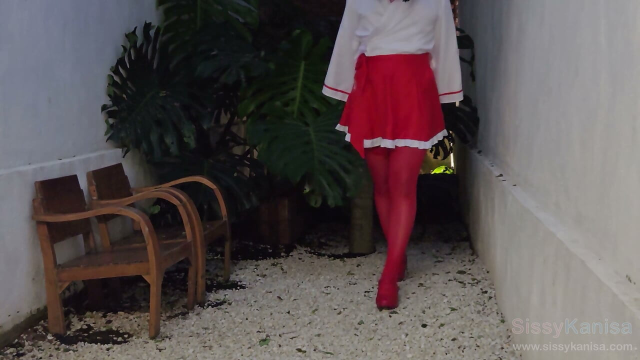 的Miko Sissy Kanisa 第2部分：在岩石花园的户外散步, 在红色丝袜和高跟鞋下展示她性感的腿