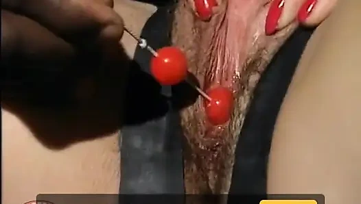 Lateks mesum berantakan dalam semi-kegelapan