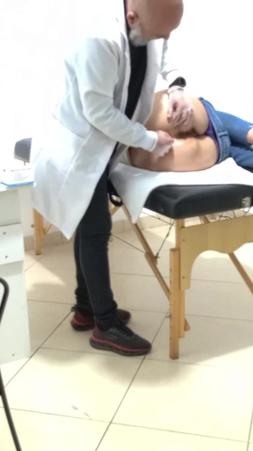 Ο πρωκτολόγος εκτελεί πρωκτική εξέταση σε δυσκοίλιο ασθενή. | Κλιπ 2