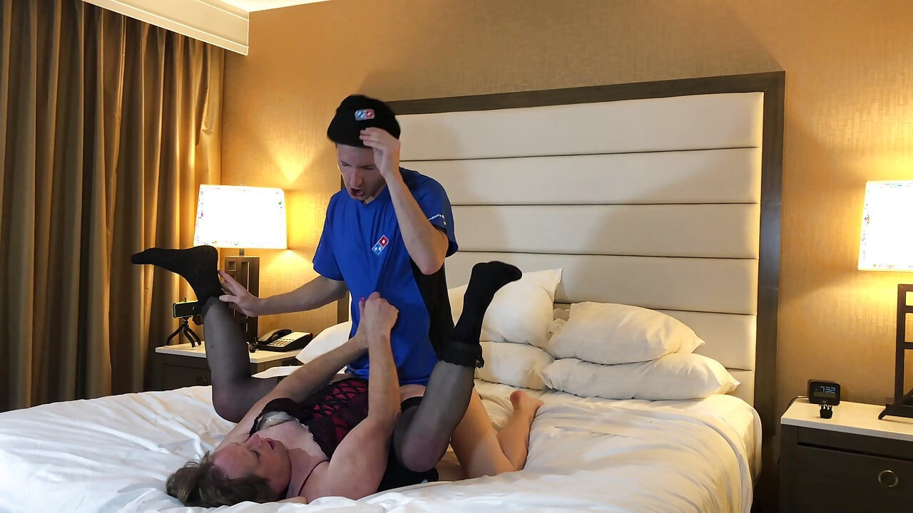 Pizza man fodendo crossdressing milf