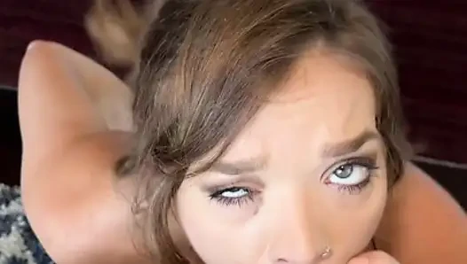 Brünettes schätzchen katie Kush genießt ihr freches bad