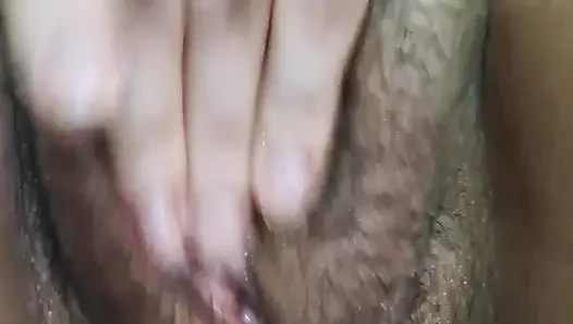 Islak amcığıma dokunuyorum