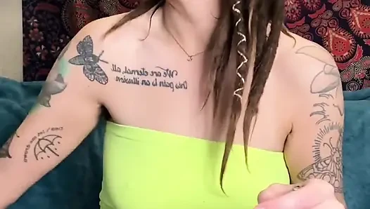 Sigara içen orta yaşlı seksi kadın siyah külot giyerek mastürbasyon yapıyor