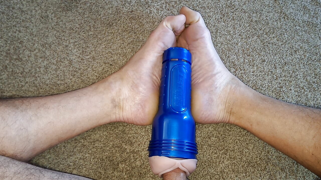 足の助けを借りてフレッシュライトのセックスドールを使っています