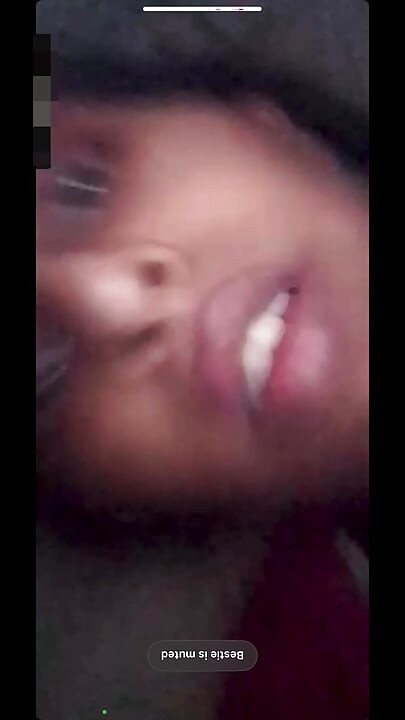 Gadis hot pakistan lagi asik fingering memek beblutnya