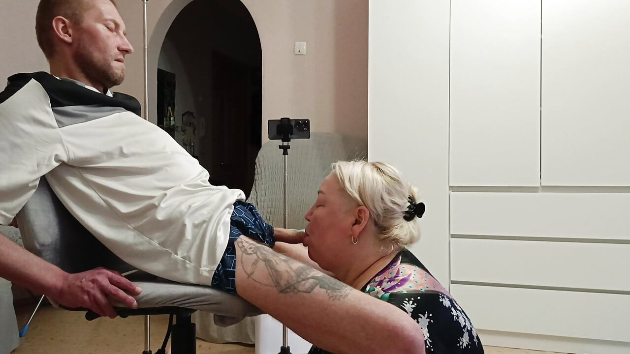 Stepmom gives blowjob to get enough cum